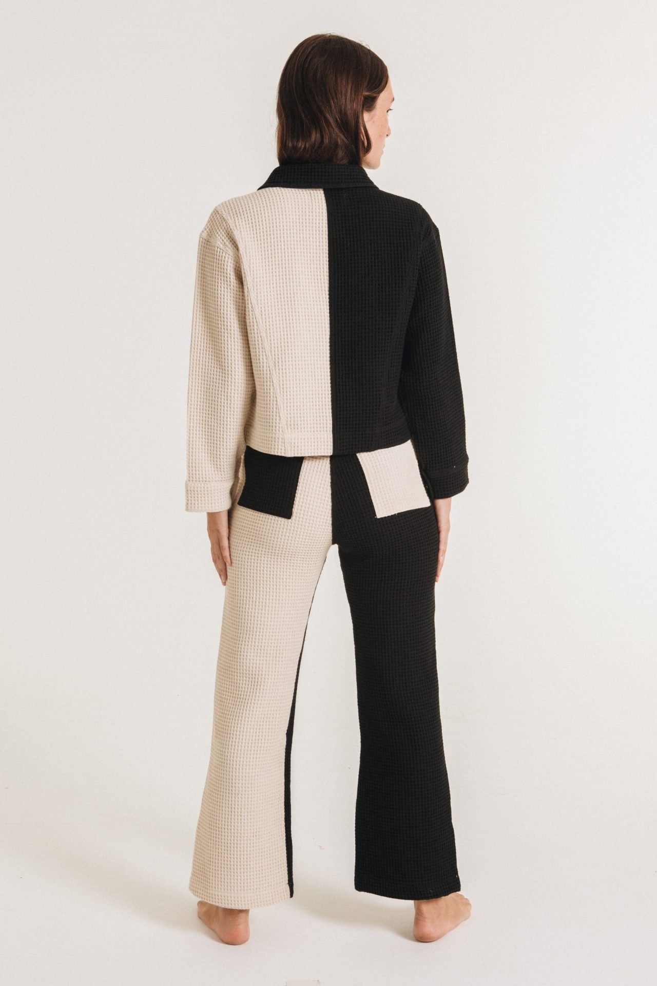 Daisy Mini Waffle Jacket / Two Tone. Two-tone cropped jacket with two chest pockets, vintage buttons and closure on the cuffs. Made in Barcelona. 100% Cotton.
