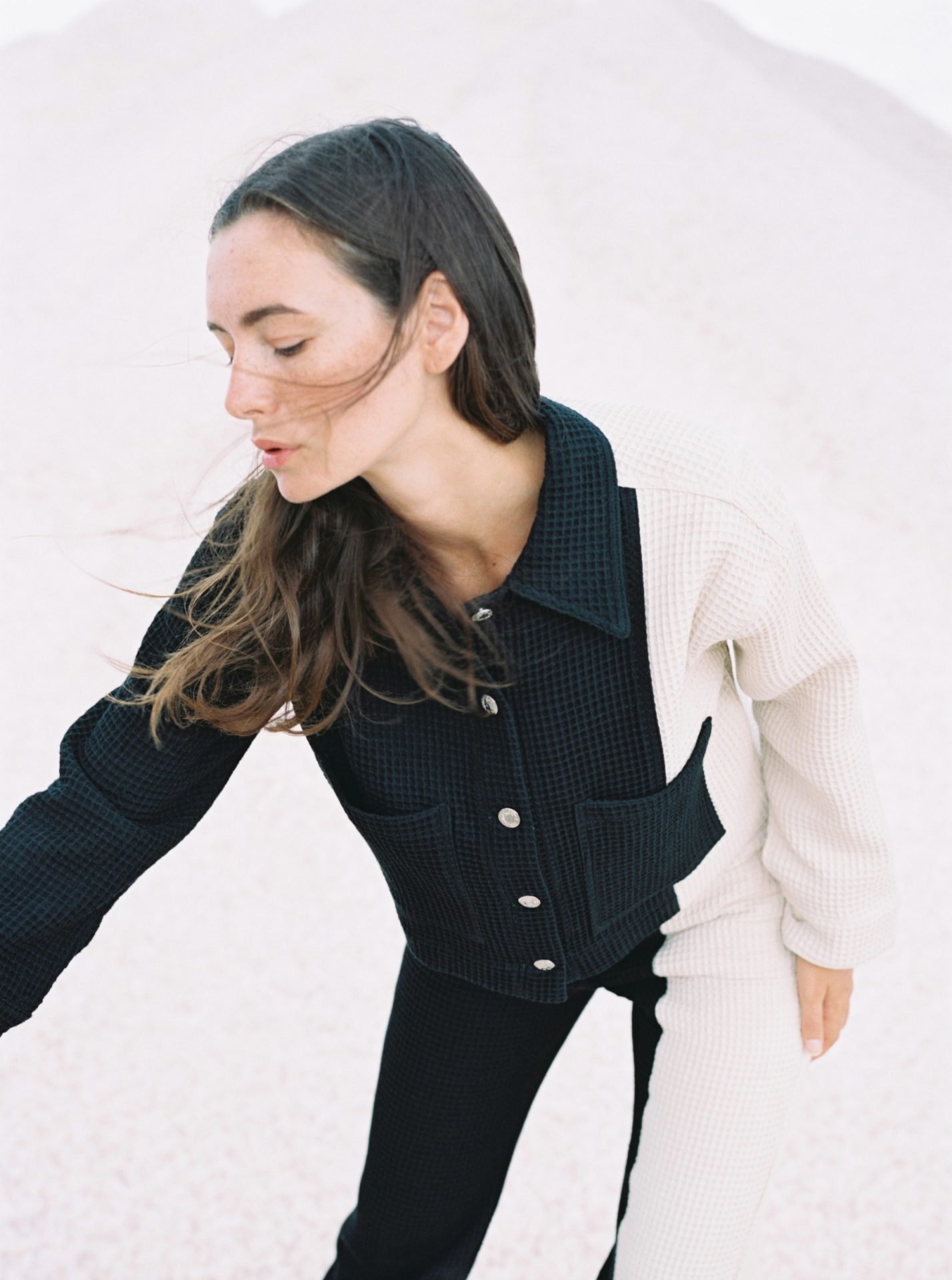 Daisy Mini Waffle Jacket / Two Tone.Two-tone cropped jacket with two chest pockets, vintage buttons and closure on the cuffs. Made in Barcelona. 100% Cotton.